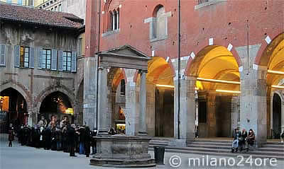 Piazza Mercanti with fountain and Palace of Justice