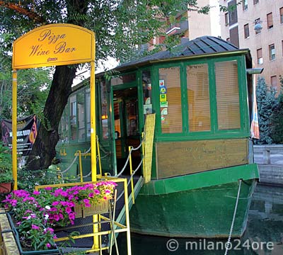 Floating bar on the Naviglio Grande